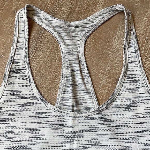 Lululemon Essential Tank Gray and White Size 6 - Picture 3 of 6